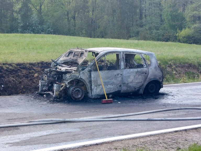 Auto fängt während der Fahrt plötzlich Feuer - Blaulichtreport Zittau