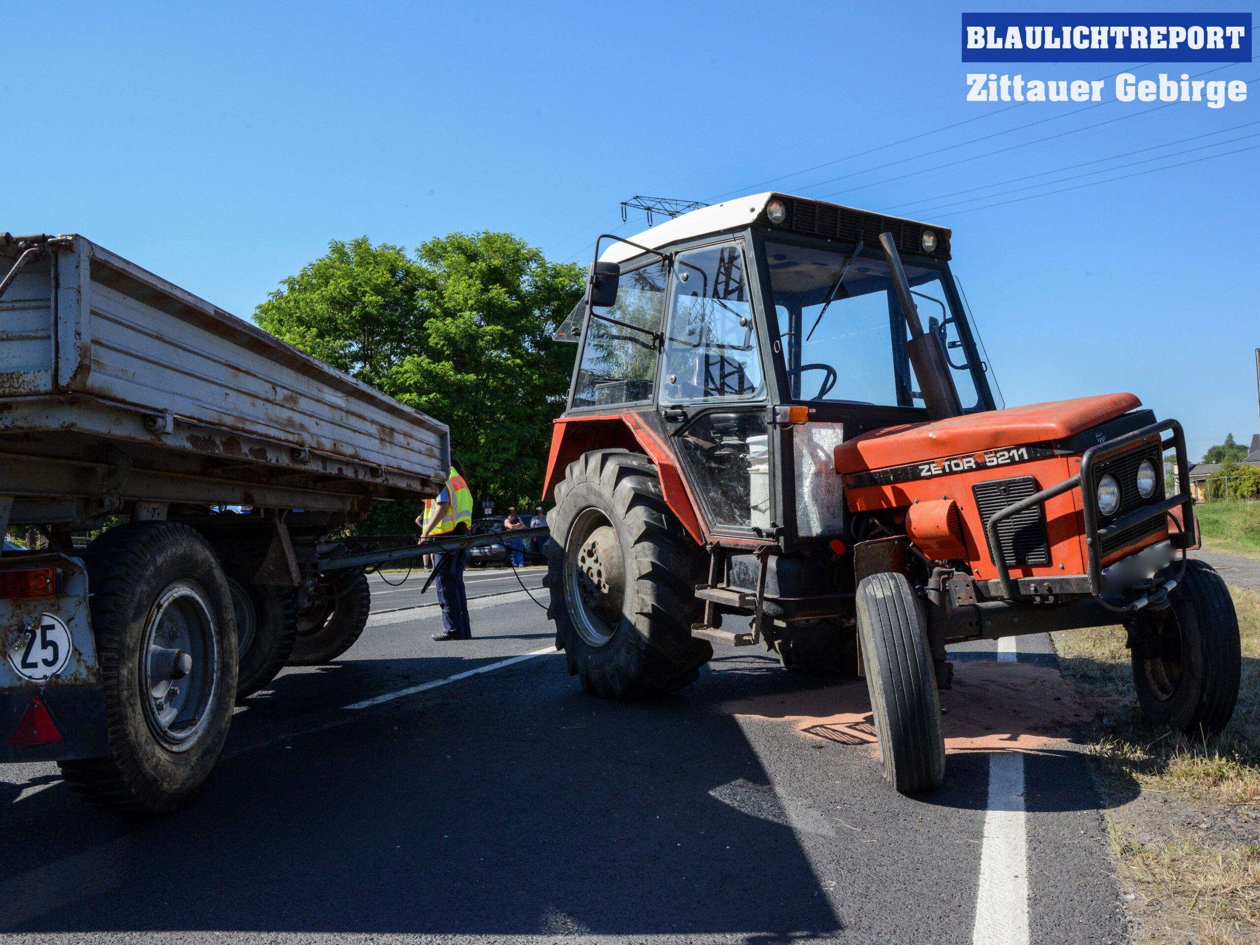 Pkw überholt abbiegenden Traktor – Unfall in Hirschfelde