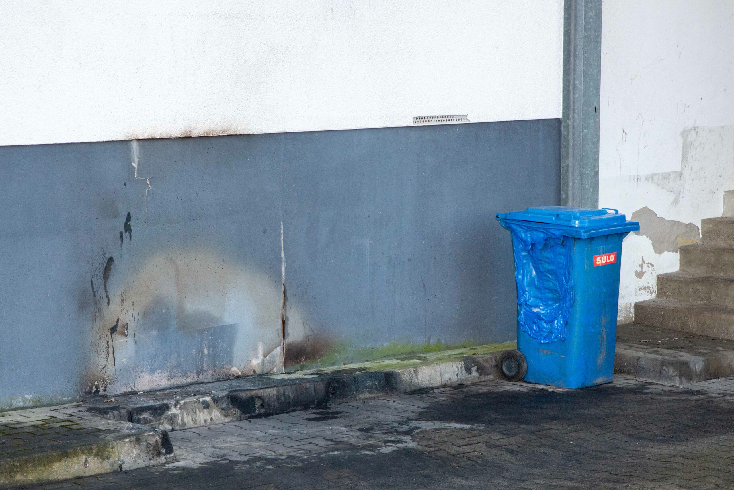 Oderwitz: Mülltonnenbrand beschädigt Fassade von Einkaufsmarkt