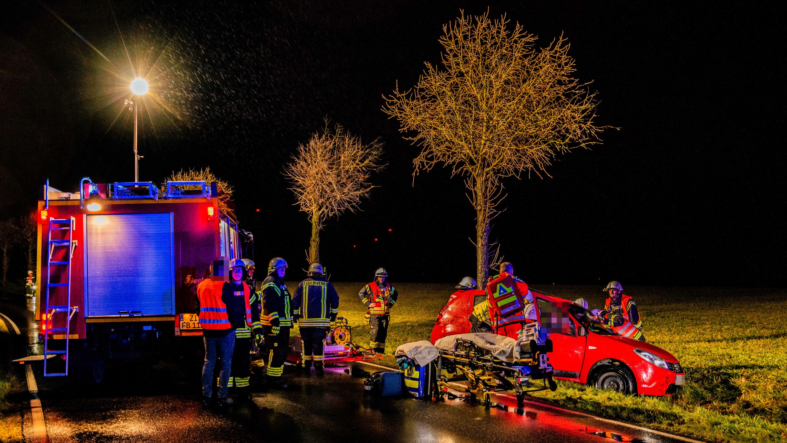 Rennersdorf: Frau nach Unfall im Auto eingeklemmt