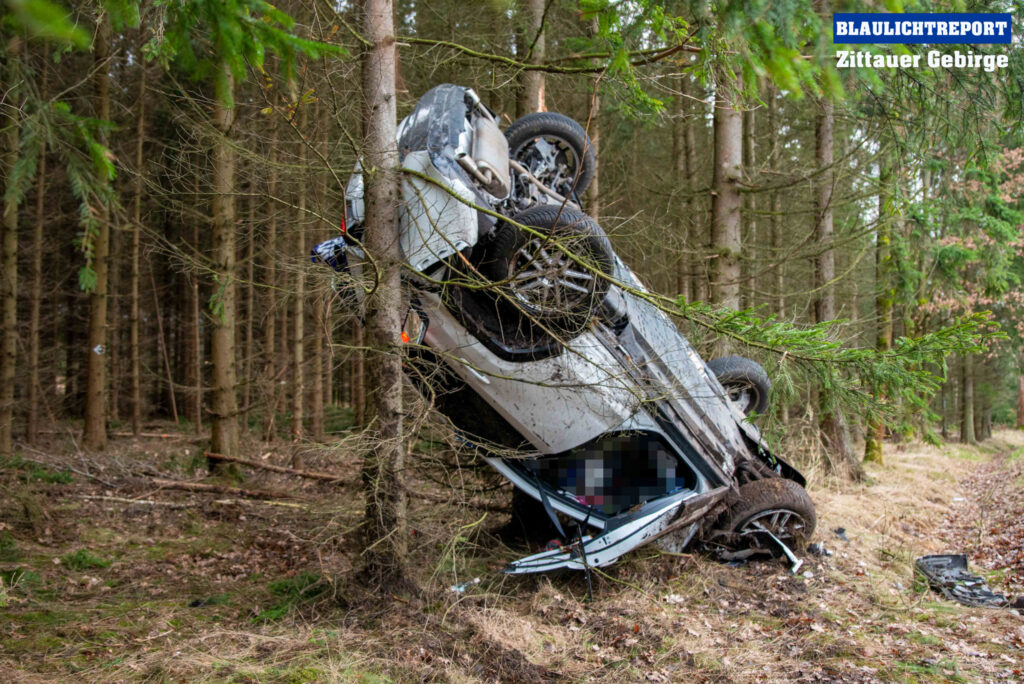 Spitzkunnersdorf - Schwerer Unfall: Toyota Bleibt Kopfüber An Baum ...