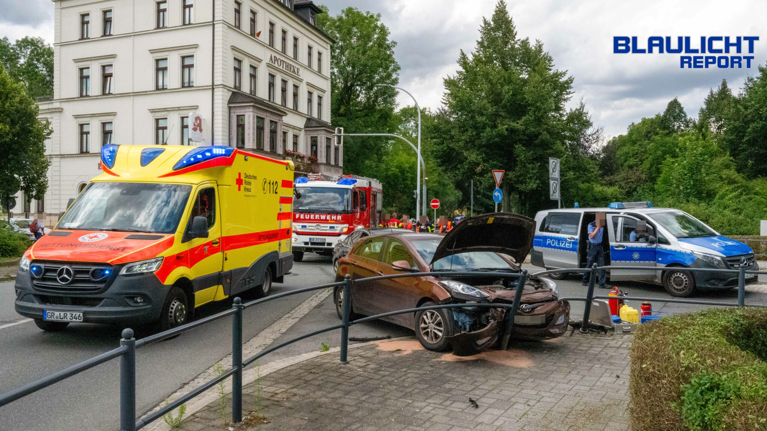Missglückter Abbiegevorgang: Mindestens ein Verletzter nach Crash auf Bundesstraße