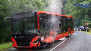 Crash auf B99: Linienbus kollidiert mit PKW – Straße voll gesperrt