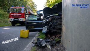 VW prallt gegen Brückenpfeiler – Fahrer schwer verletzt
