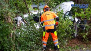 Unfall in Olbersdorf: Auto stoppt erst in Baumgruppe