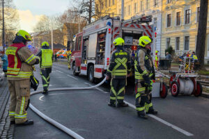 Brand in Görlitz: Flammen greifen bis ins Dachgeschoss – Aufwendige Rettung am Samstagmittag