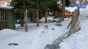 Fiat prallt gegen Zaun und Bäume: Unfall in Jonsdorf endet glimpflich