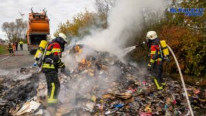 Brennende Ladung! Müll-Lkw muss Papiermüll auf Parkplatz abkippen