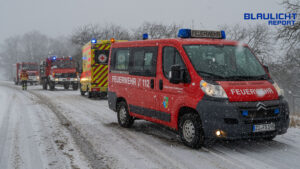 Unfall auf winterglatter Fahrbahn: Pkw kommt von Straße ab und überschlägt sich