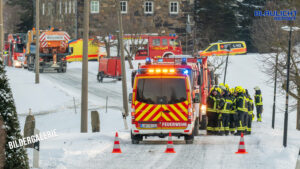 Feuerwehr rückt zu Scheunenbrand aus: Winterdienst unterstützt