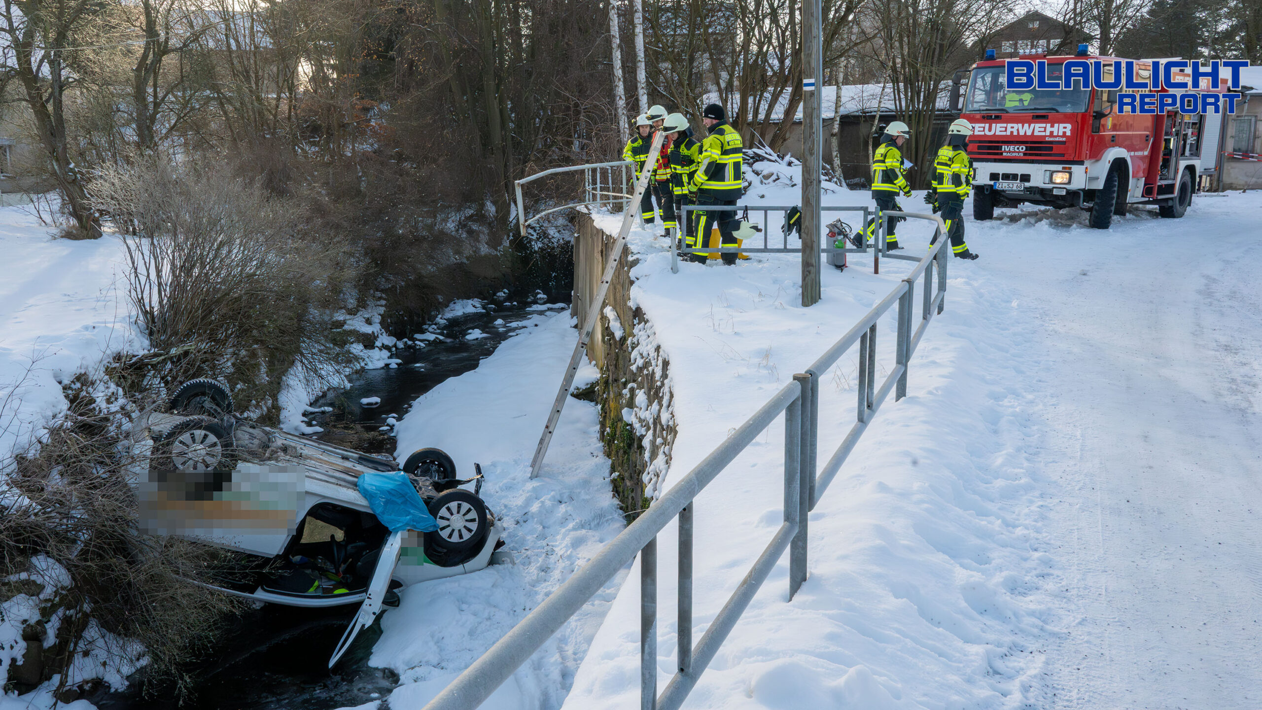 Auto durchbricht Geländer und landet kopfüber im eisigen Landwasser
