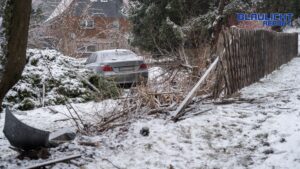 Unfall in Olbersdorf: Pkw kommt von Straße ab und durchbricht Zaun