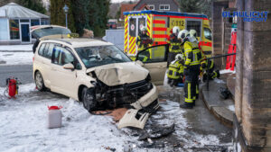 Tragischer Unfall auf der B 99 in Zittau – Taxifahrerin stirbt nach Frontalaufprall gegen Friedhofsmauer