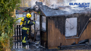 Schuppen in Flammen – Schwarze Rauchwolke über Rennersdorf