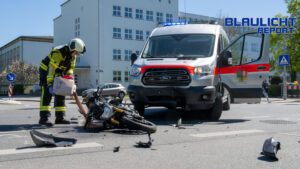 Beim Abbiegen übersehen: Rettungsdienst kollidiert mit Motorradfahrer