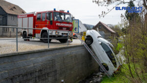 Auto stürzt in Bachbett – Feuerwehr befreit Fahrerin in Eibau