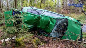 Schwerer Unfall auf der S 132: Pkw prallt gegen Bäume – Hubschrauber muss abbrechen, Alkohol im Verdacht