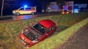 Alkohol im Spiel: Autofahrer landet nach Abbiegefehler im Graben