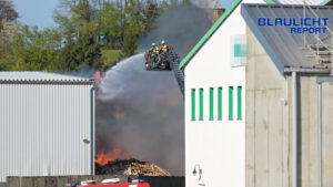 Großeinsatz bei Entsorgungsbetrieb: Schwarze Rauchwolke über Reichenbach