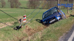 Crash zwischen Schlegel und Großhennersdorf – Mitsubishi reißt Masten um