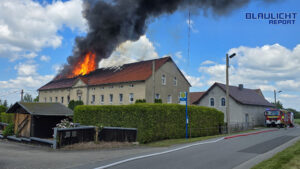 Flammen schlagen durch das Dach: Großbrand in Mehrfamilienhaus bei Löbau