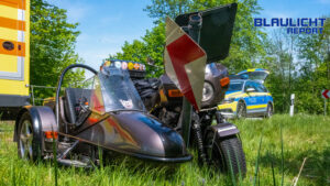 Kollision mit Gegenverkehr: Motorradfahrer verliert bei überhöhter Geschwindigkeit die Kontrolle