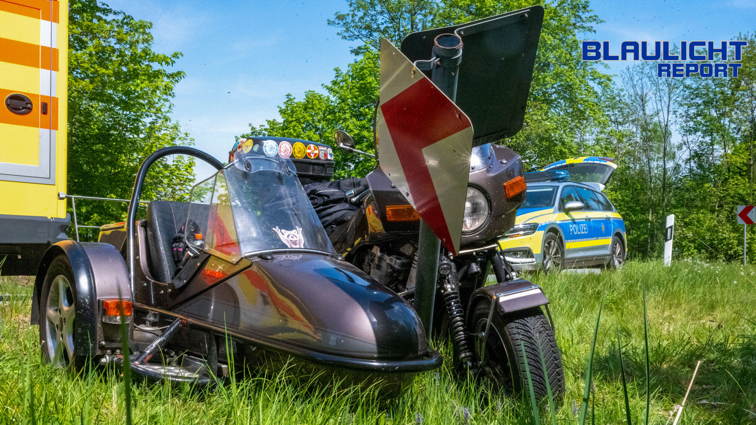 Kollision mit Gegenverkehr: Motorradfahrer verliert bei überhöhter Geschwindigkeit die Kontrolle