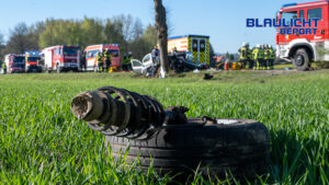 Schwerer Verkehrsunfall in Neueibau: Auto prallt gegen Baum