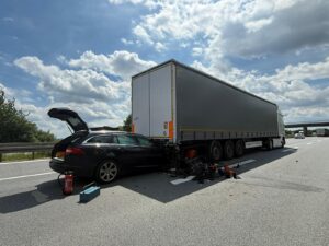 Schwerer Unfall auf der A4: Pkw prallt auf Lkw