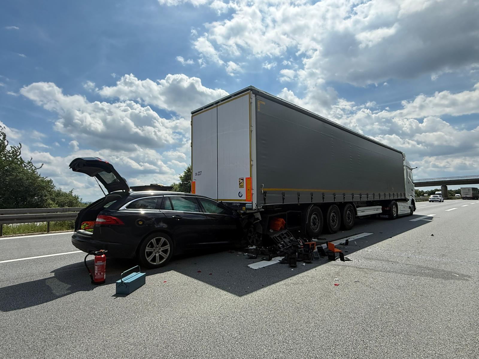 Schwerer Unfall auf der A4: Pkw prallt auf Lkw