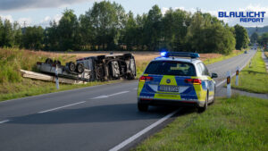 Transporter-Gespann kippt auf B99 um