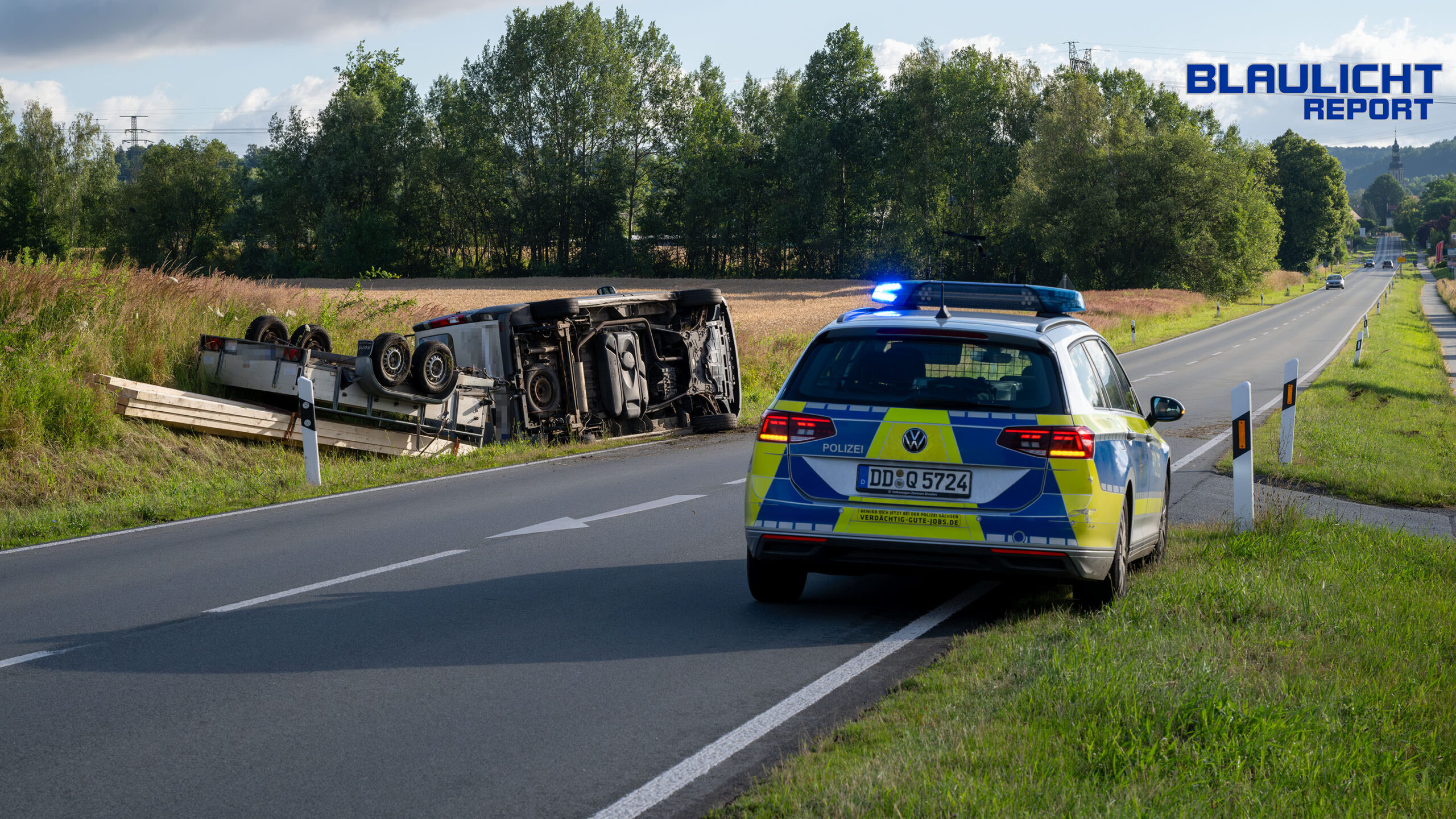 Transporter-Gespann kippt auf B99 um