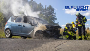 Opel gerät während der Fahrt in Brand
