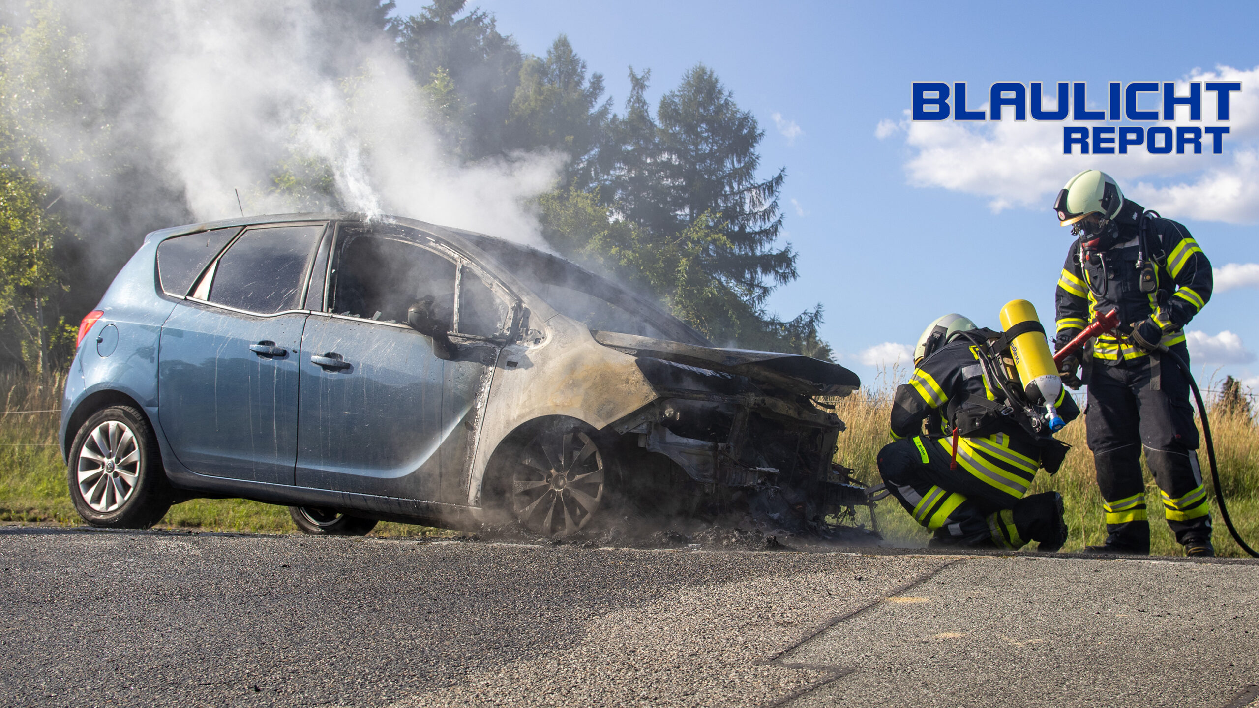 Opel gerät während der Fahrt in Brand