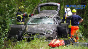Schwerer Verkehrsunfall – Frau eingeklemmt, Rettungshubschrauber im Einsatz
