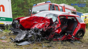 Schwerer Verkehrsunfall auf der B156 : Gefahrgut-Lkw beteiligt – mehrere Verletzte