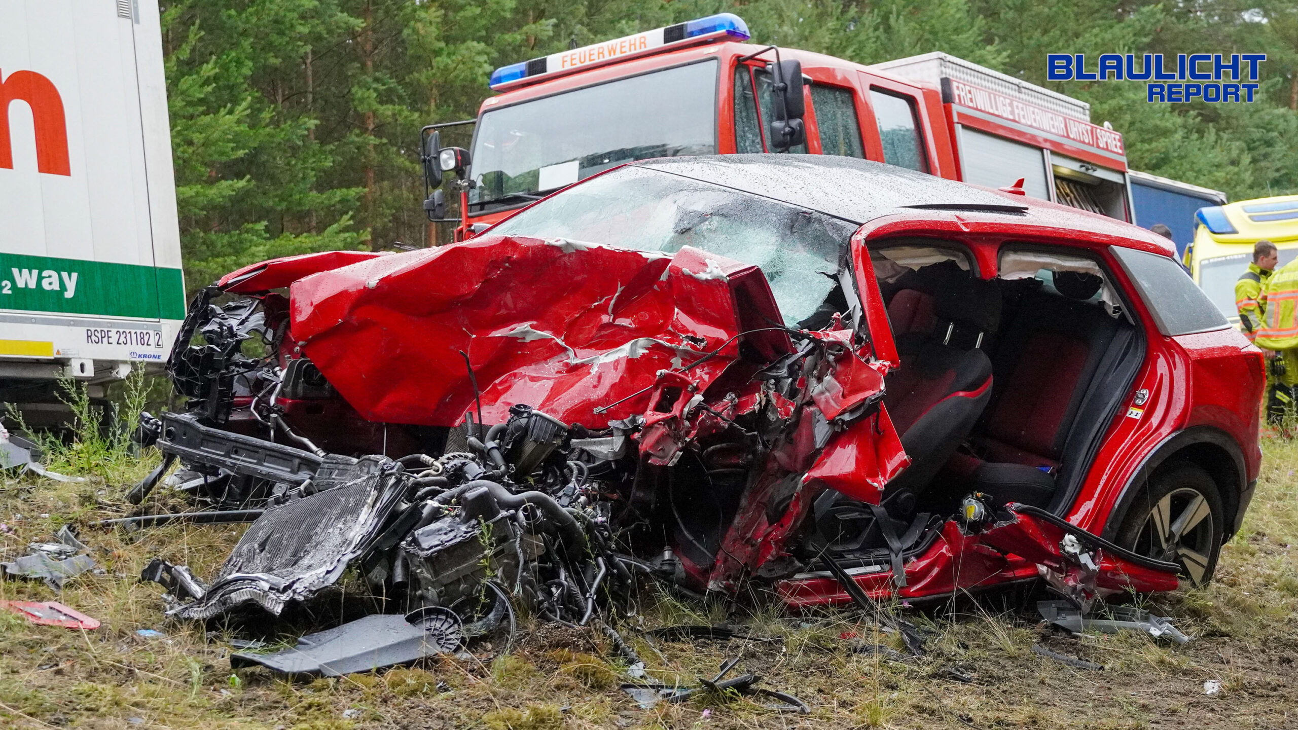 Schwerer Verkehrsunfall auf der B156 : Gefahrgut-Lkw beteiligt – mehrere Verletzte