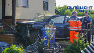 Tödlicher Verkehrsunfall: Mitsubishi kommt von der Fahrbahn ab und durchbricht Grundstückszaun