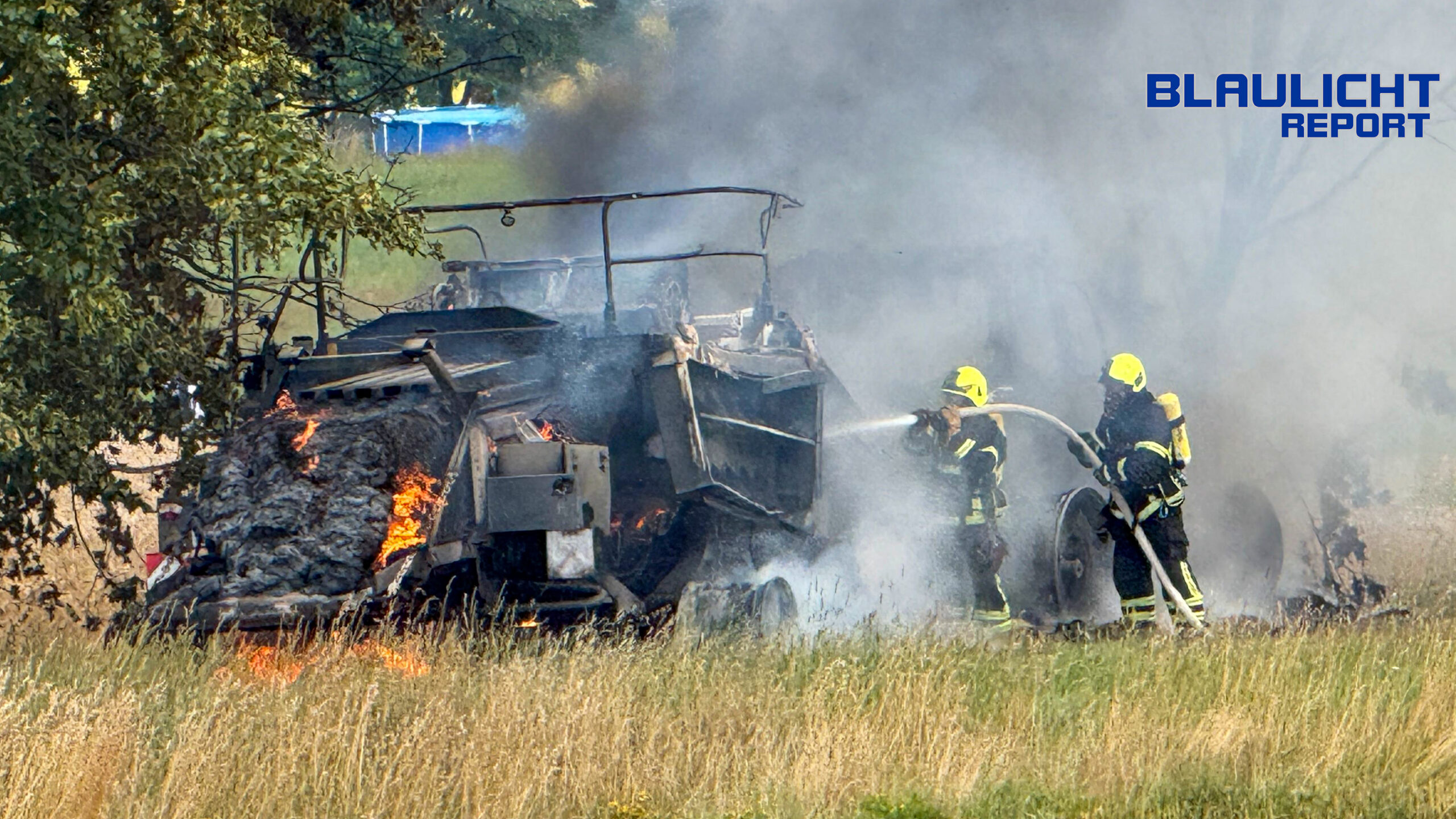 Traktor und Ballenpresse bei Erntearbeiten vollständig ausgebrannt