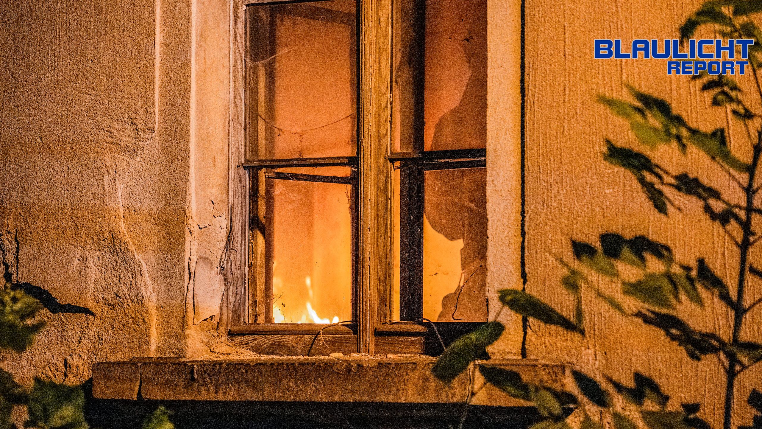 Feuer in leerstehendem Haus – Mann löst Feuerwehreinsatz aus