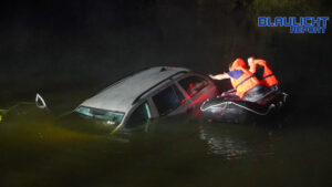 Pkw stürzt in die Neiße – Fahrzeug versank nahezu vollständig im Wasser