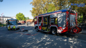 Schwerer Verkehrsunfall am Bahnhof Zittau – Motorrad unter Bus eingeklemmt