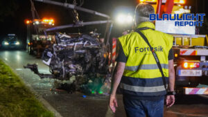 Pkw kollidiert frontal mit Lkw – eine Person stirbt