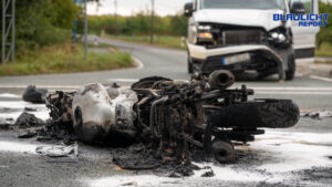 Schwerer Kreuzungs-Crash: Motorrad geht in Flammen auf