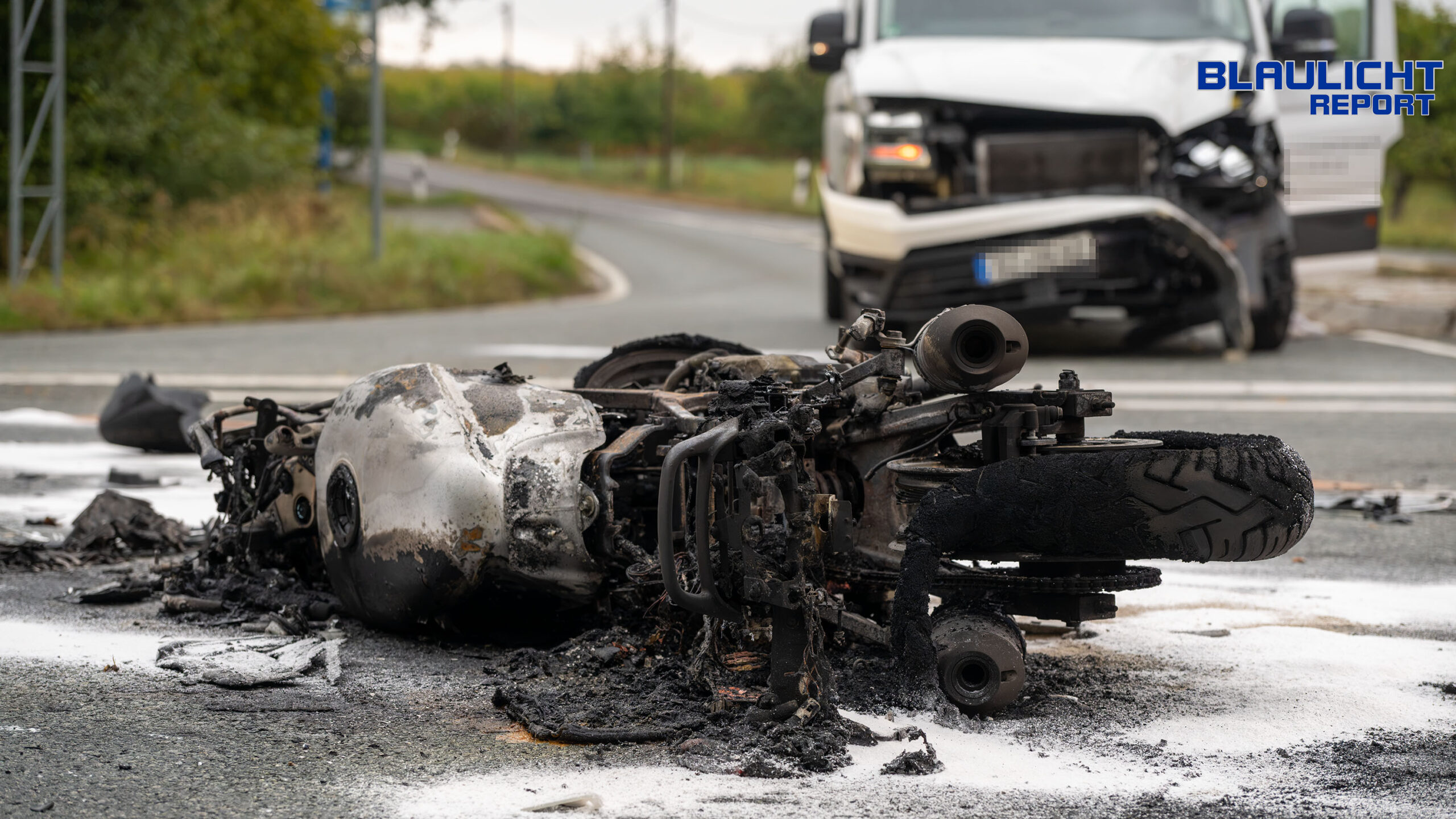 Schwerer Kreuzungs-Crash: Motorrad geht in Flammen auf